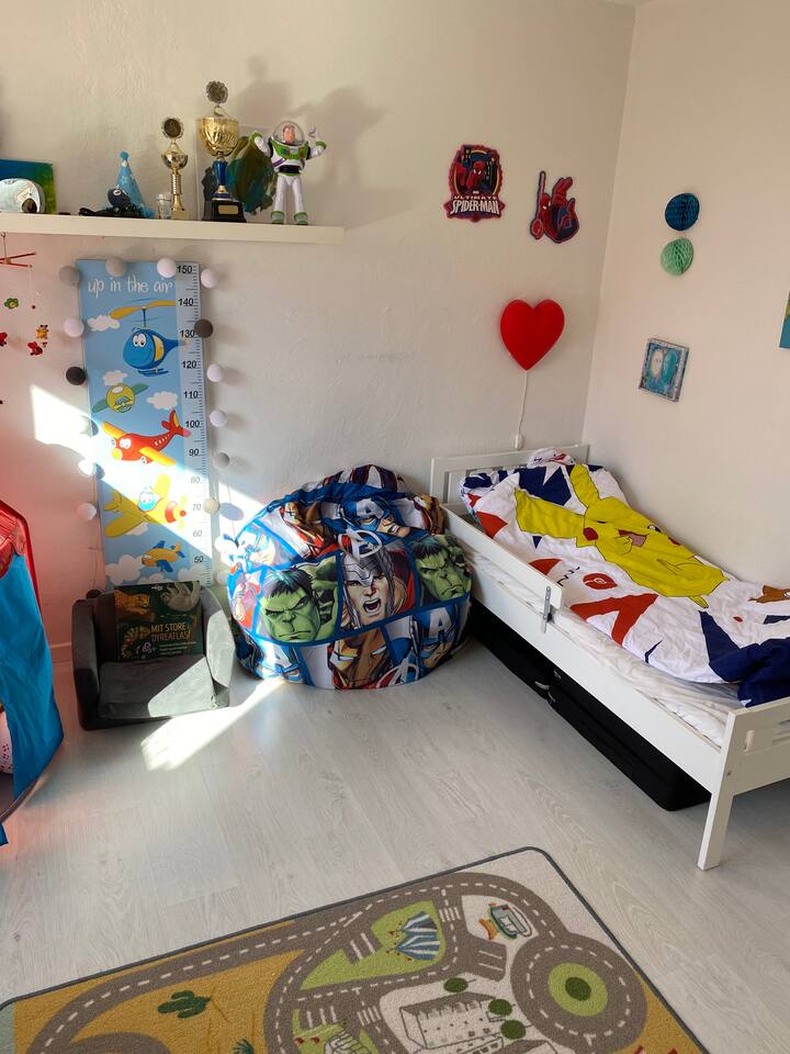 غرفة للأطفال، مع إمكانية الحصول على فراش إضافي. هناك مرتبة هوائية فاخرة مزدوجة لهذه الغرفة. 