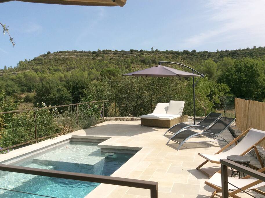 Jardin clos et piscine sécurisée, avec vue sur le pic saint loup et sans vis-à-vis.