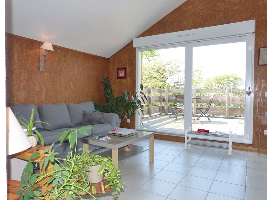 Salon donnant sur la terrasse privative.