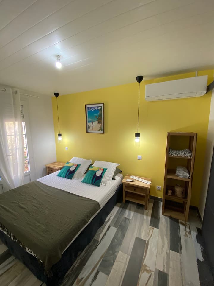 Жълта спалня – двойно легло