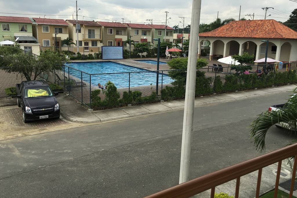 Piscina ubicada frente a la casa
