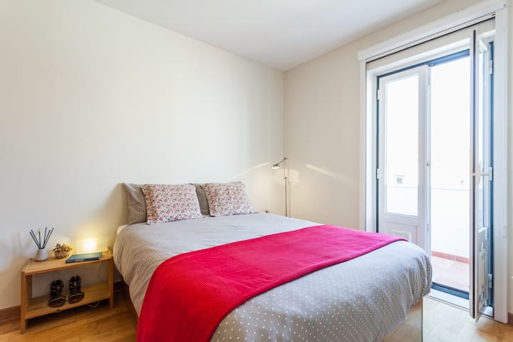 卧室配有双人床，可通往阳台