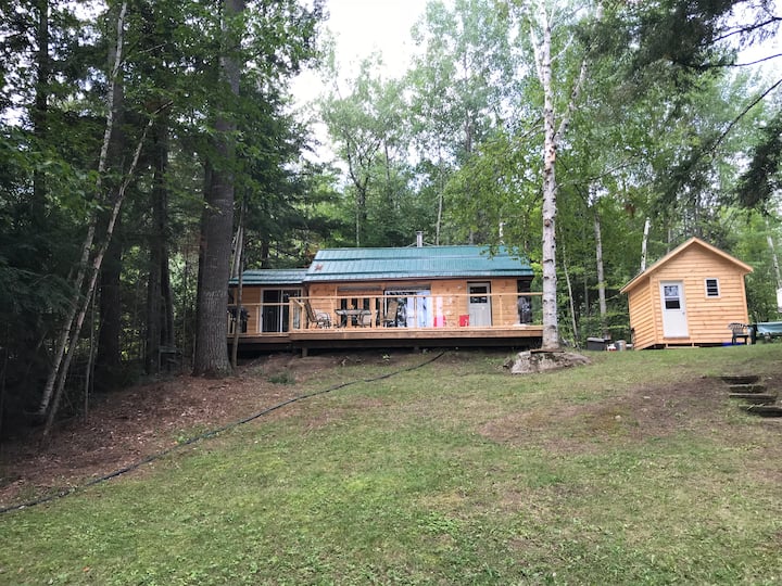 Spruce Log Cabin On The Lake Close To Algonquin. - Barry's Bay