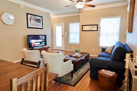 Top performing Airbnb: Urban Retreat in The Big D in Peak's Suburban Addition