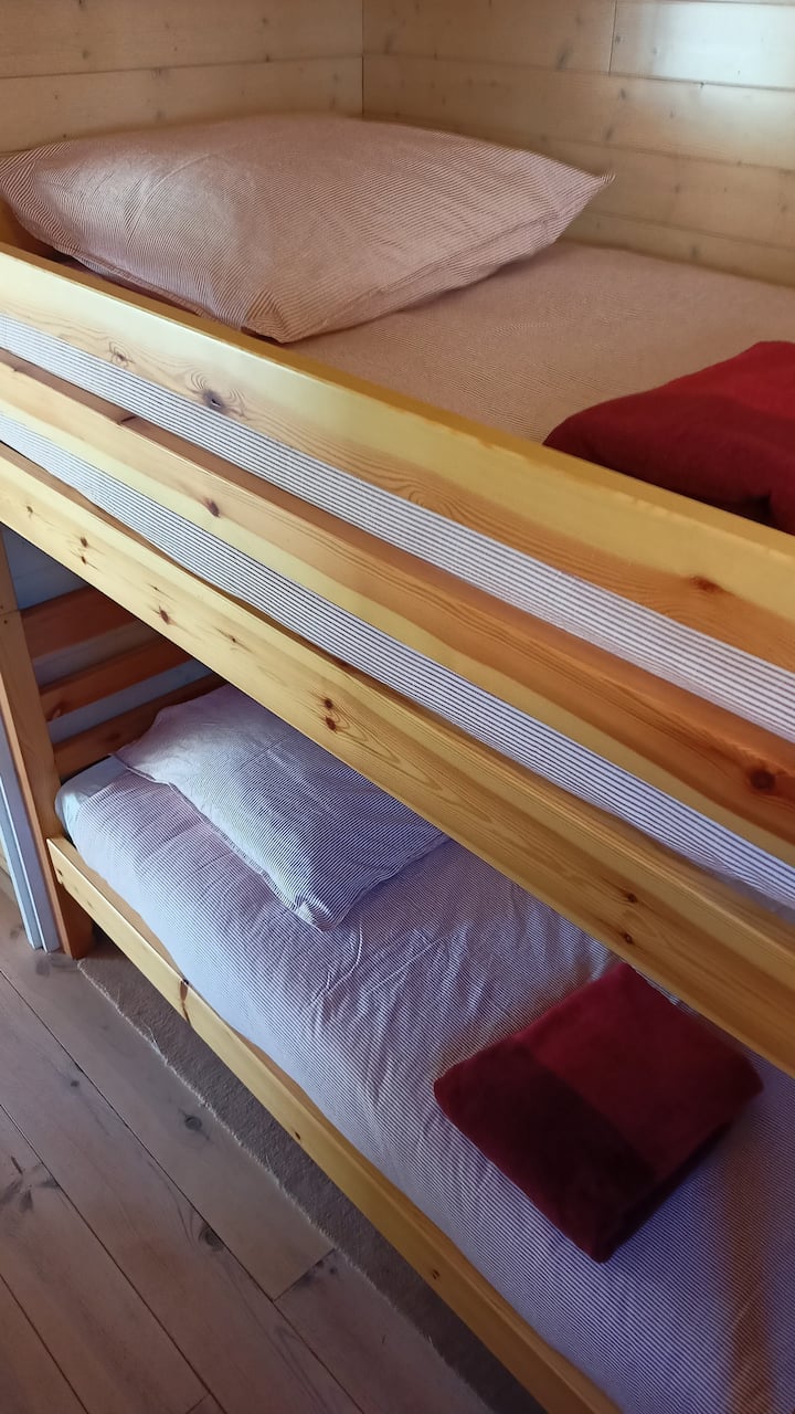 חדר 2
שתי מיטות קומתיים 80x190
(מצעים לא כלולים)