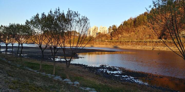남강을 거닐 수 있는 산책로가 아름다운 집