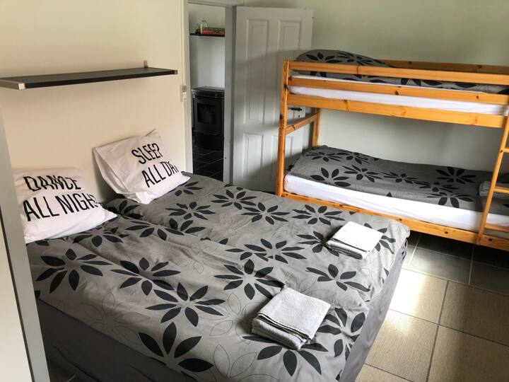 غرفة النوم الثالثة - سرير مزدوج وسرير بطابقين. 