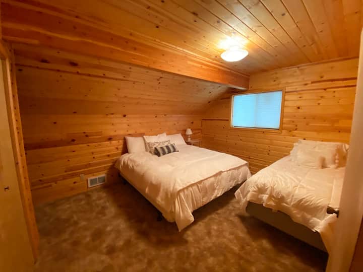 ห้องนอน 3 (ชั้นบน) พร้อมเตียงคิงไซส์และเตียงคู่