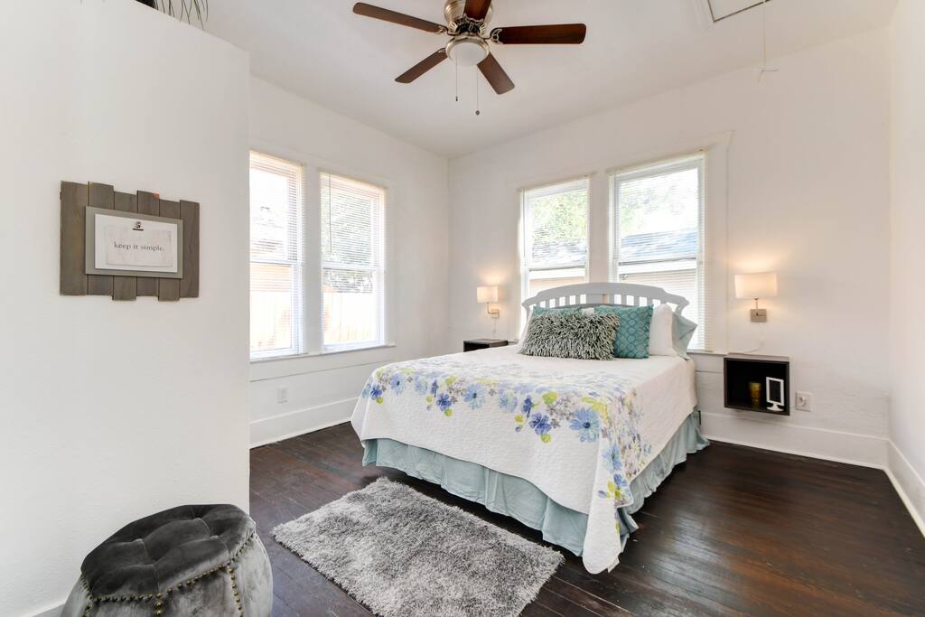 Queen size bed, two lamps