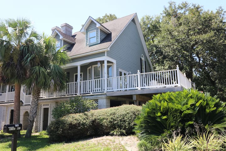 Salty Kiss Cottage: sleeps 8, steps to best beach!