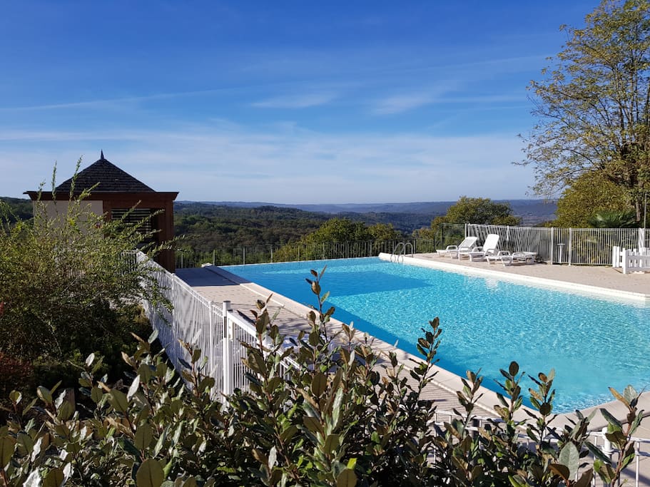 Piscine extérieure à débordement