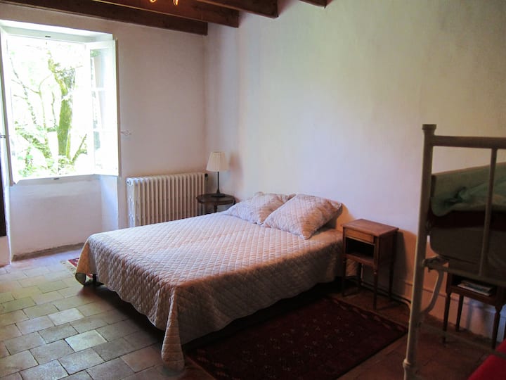 غرفة النوم 3:  1 سرير 140، أسرّة بطابقين ، حمام داخلي.