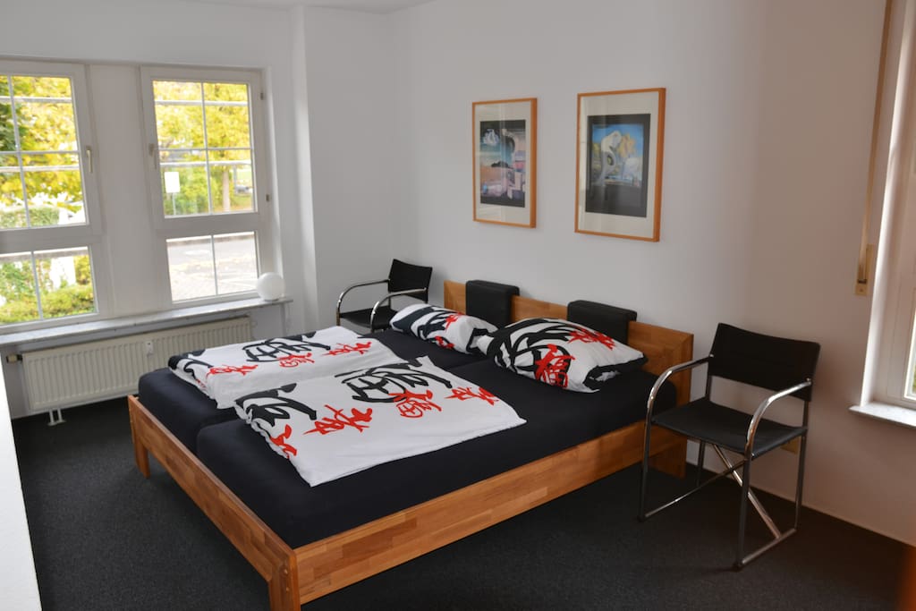 Schlafzimmer mit neuem Bett & Matratzen.