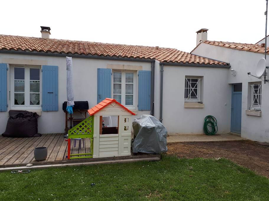 Le jardin . L'entrée indépendante de la chambre à droite.