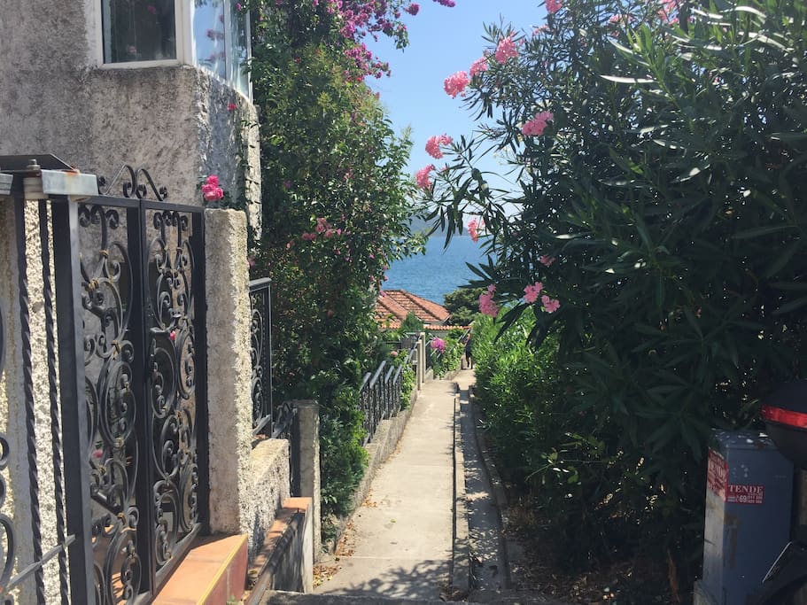 Entrance on the left to the building of the apartment (1st floor) about 30 meter distance from the sea ahead