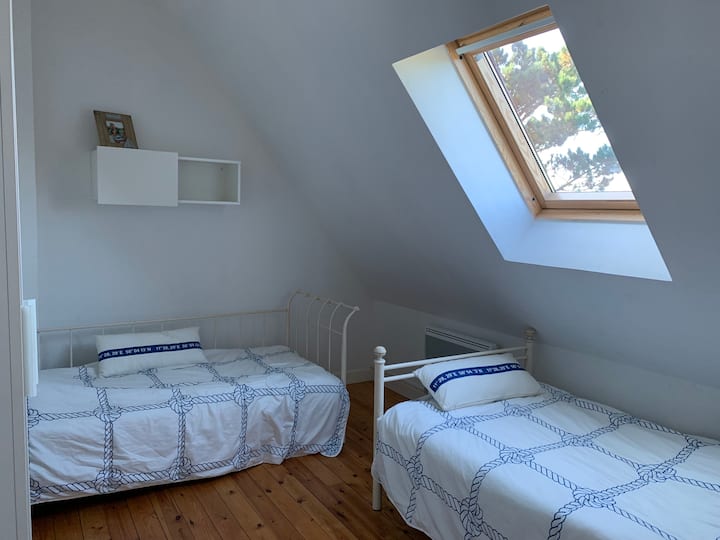 楼上的5号卧室，可使用第三张床 