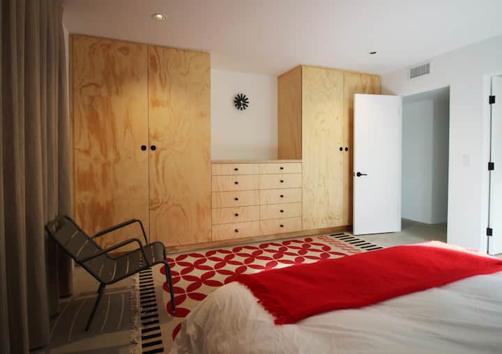 Основна спалня с гардероби от шперплат Douglas Fir