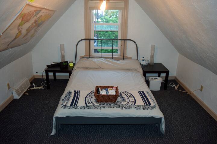 Entire third floor with city skyline views