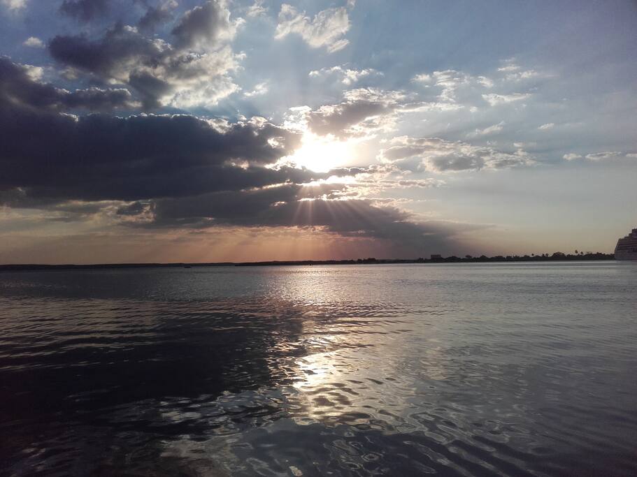 Atardecer en el malecón a 100 metros de nuestro hostal