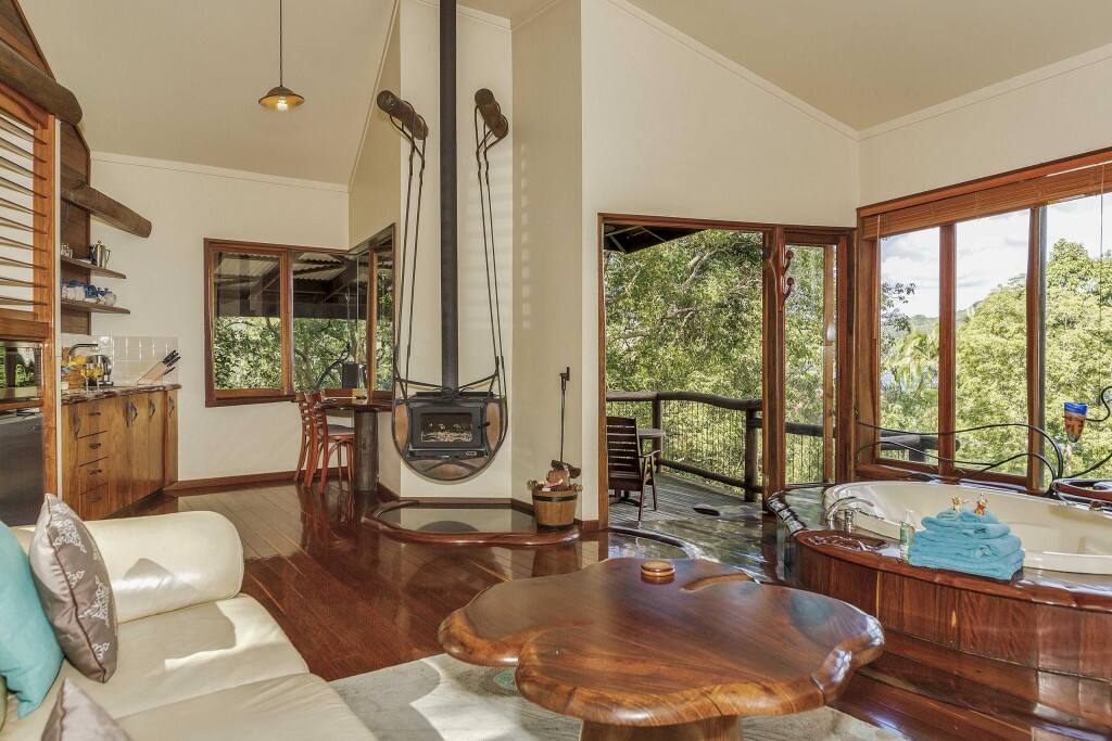 Fireplace, double spa, kitchenette with amazing views to the Lake