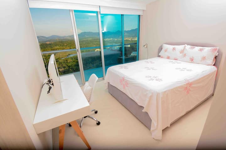 Druga spavaća soba s bračnim krevetom i izlazom na drugu terasu s pogledom na marinu.