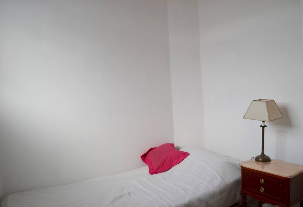 La habitación es chica, pero se encuentra en una planta alta, es muy independiente y tiene el baño privado al lado.