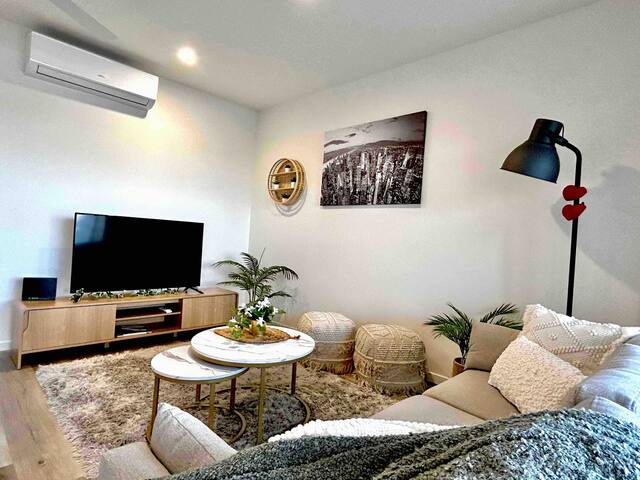 Sky Patio 2B2B Chermside CitySkyline_Netflix+Wifi