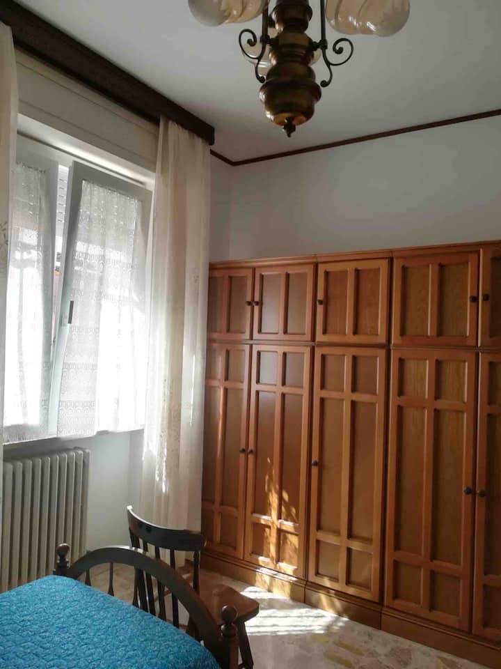 خزانة غرفة النوم الثانية