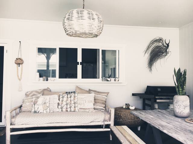 BYRON BAY BEACHSTYLE FAMILY HOME gallery image 2