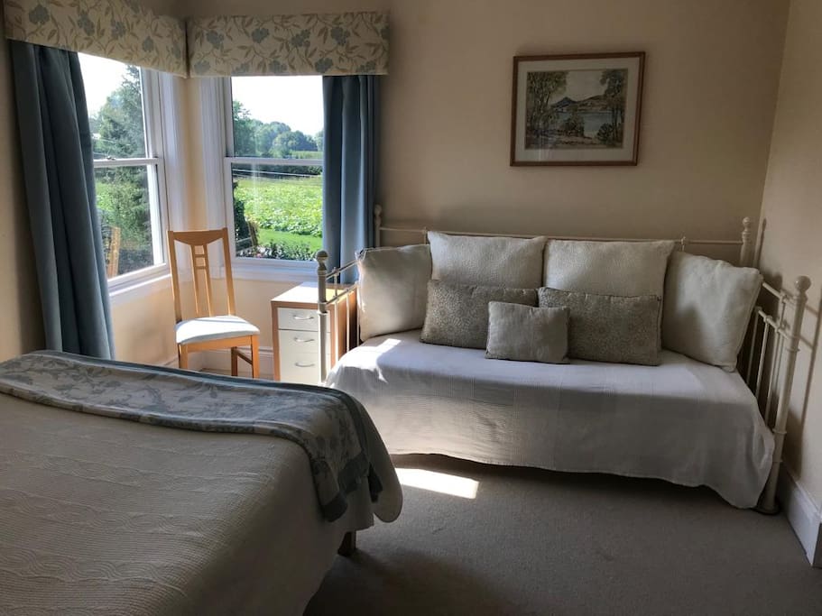 Adjoins queen room, double bed and day bed, country outlook, closet, TV, WiFi, air conditioned