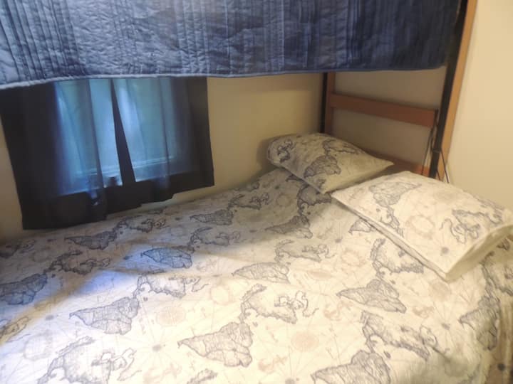 Menšia manželská posteľ s nastaviteľným rámom