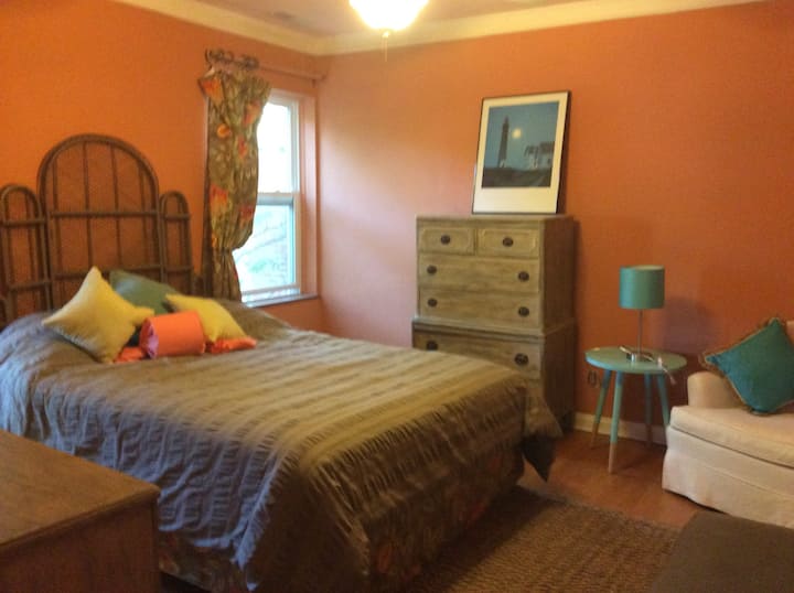 Hlavná spálňa s manželskou posteľou, stropným ventilátorom a osvetlením nočného stolíka, ktoré vám pomôže s nočným čítaním. Dvojité skrine majú všetko.