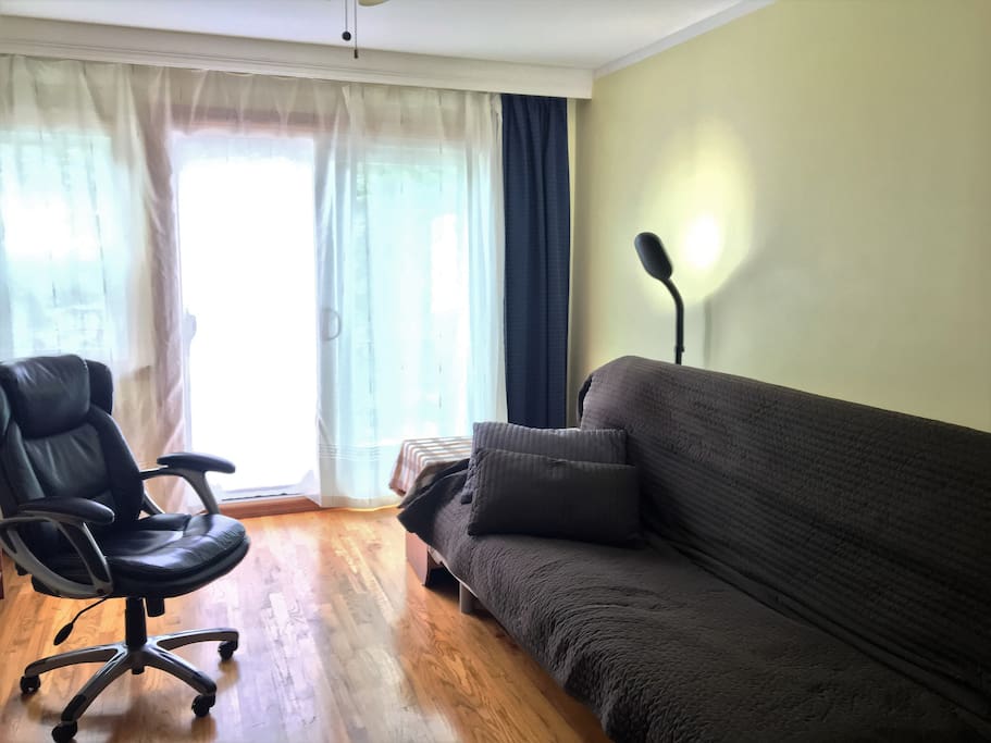 Living Room. Can be used as an extra bedroom