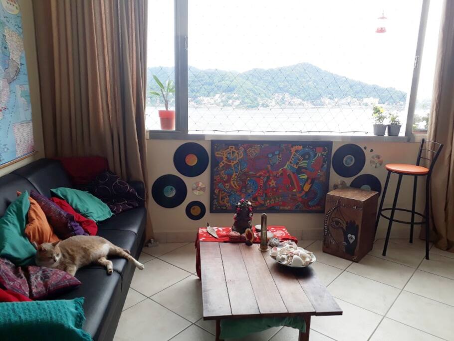 sala com vista panorâmica para o mar