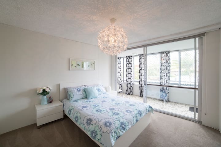 Central Gold Coast, walk to beach!