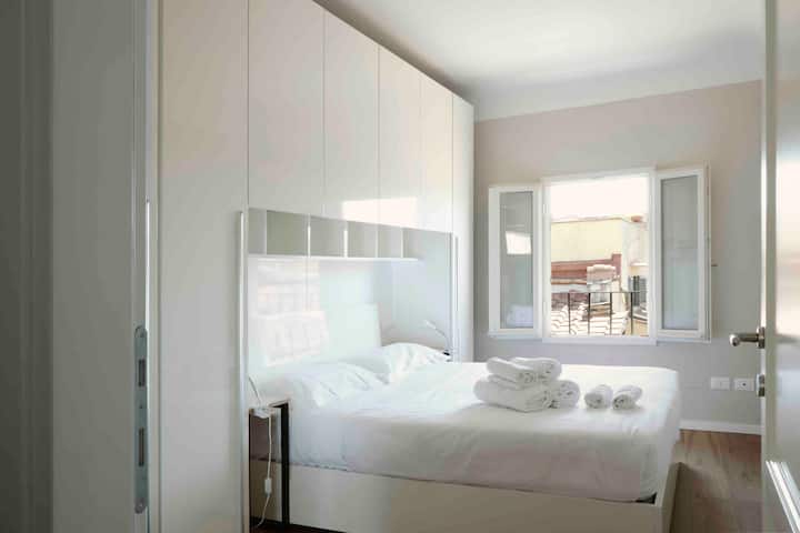 Dvokrevetna spavaća soba s garderoberima