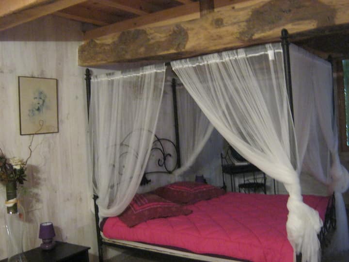 Chambre 1, 30m2 environ, avec lit en 160 à baldaquin, également  Petit lit bébé à barreaux.1  dressing.