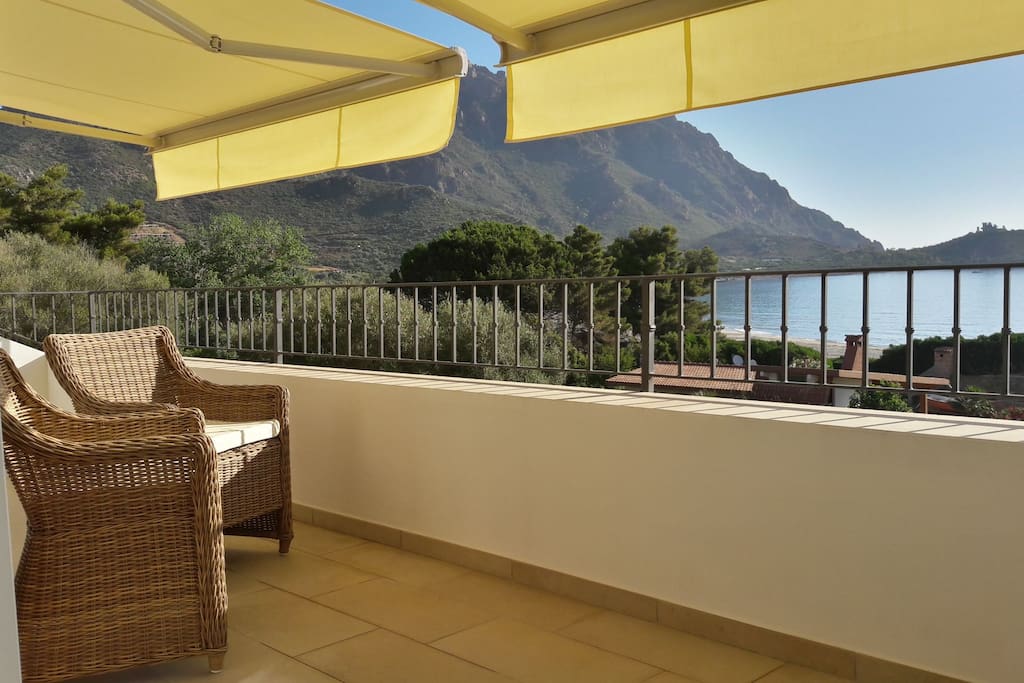 La veranda con vista sulla baia.
The balcony and the view on the bay.
