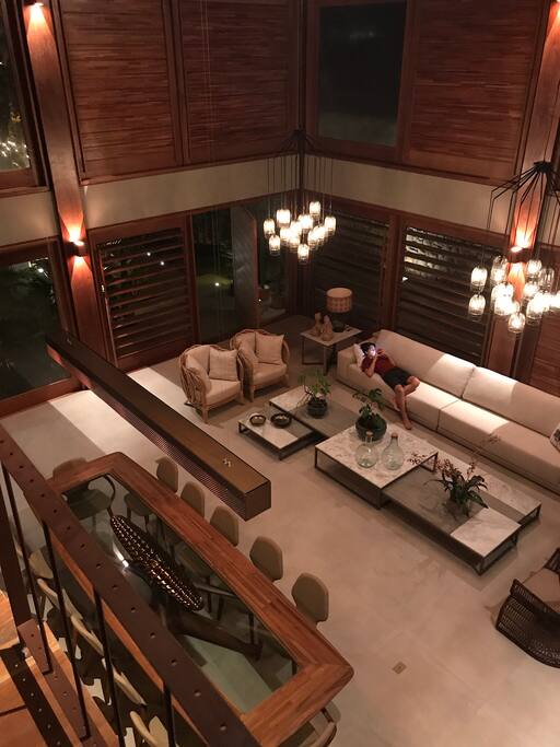 Sala principal com pé direito duplo