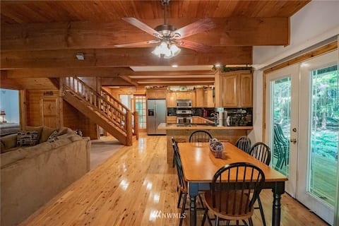 Beautiful home with hot tub near Lake Cushman
