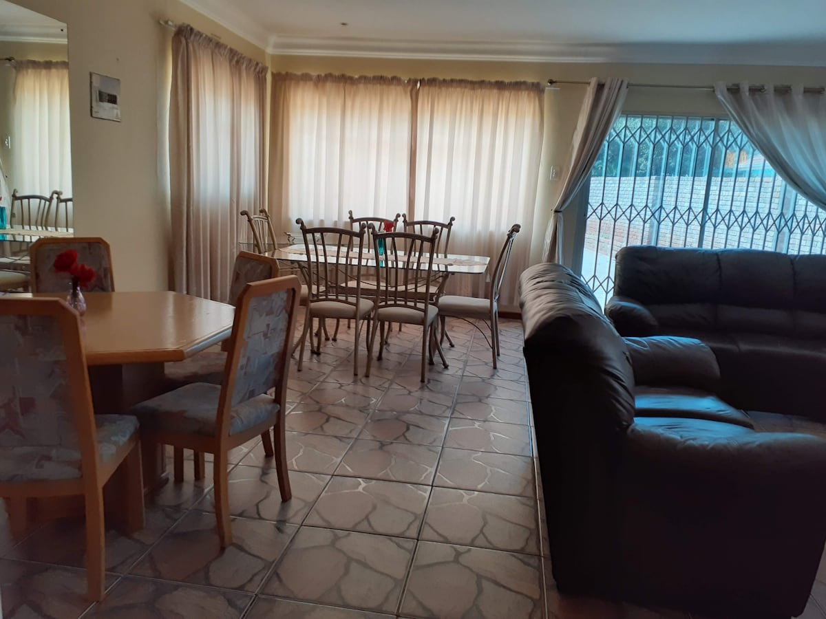 פינת אוכל/סלון עם שולחן אוכל אחד עם שישה כיסאות.  שולחן האוכל השני עם שלושה כיסאות  אוכל יכול לשמש בקלות כתחנת עבודה. המידע הזה משותף עם אורחים אחרים