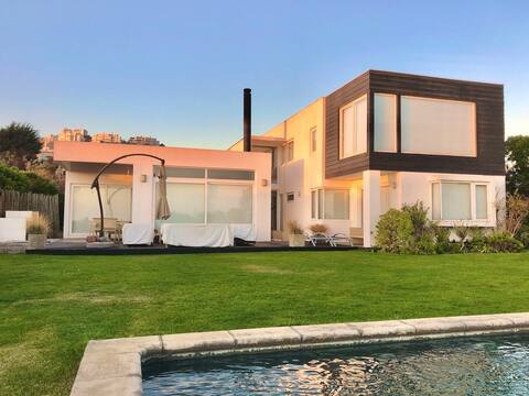 Spectacular Family Home with Sea View