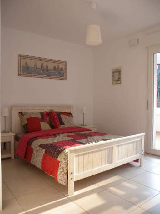 Chambre à coucher équipé d'un lit double 140x190 et un grand placard