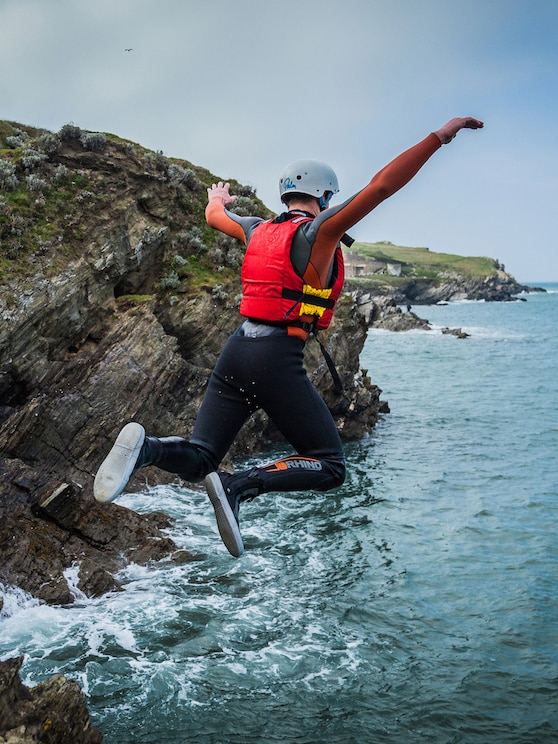 Show full-screen, host-provided image