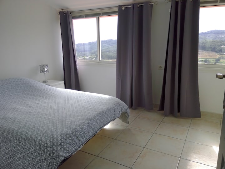 楼上房间，可欣赏山景