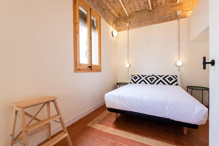 Chumba cha kulala kilicho na kitanda cha watu wawili