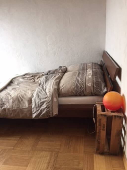 Zimmer "Tanja" mit naturbelassener Bettwäsche zum kuscheln.
Room "Tanja" with natural bed clothes to cuddle.