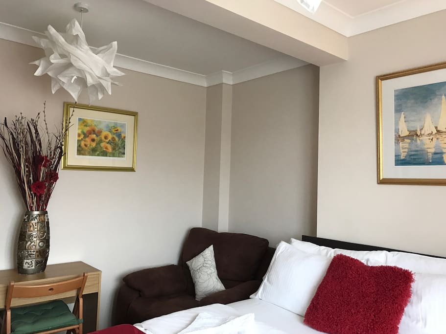 Lovely Garden overlooking double/triple room in Victorian House