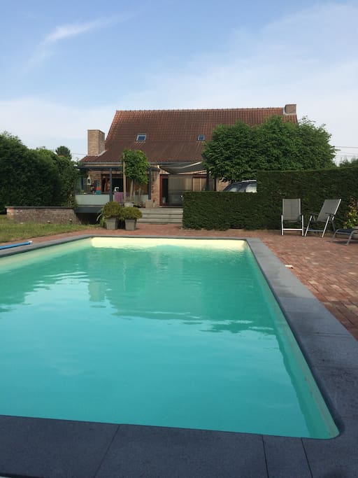Pool met zicht op terras