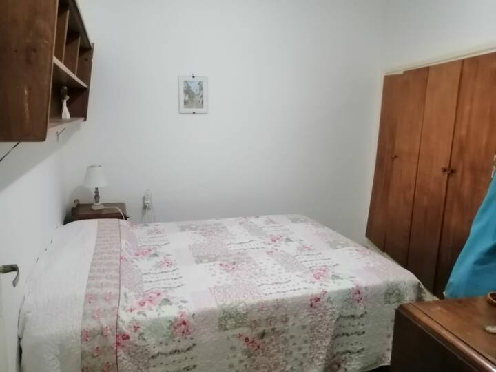 Dhomë gjumi me gropë me 2 vende.
